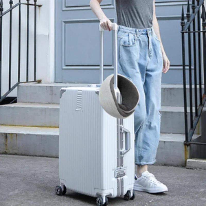Travel pillow U-shaped easy to hook onto your luggage while travelling. Easy to carry around.